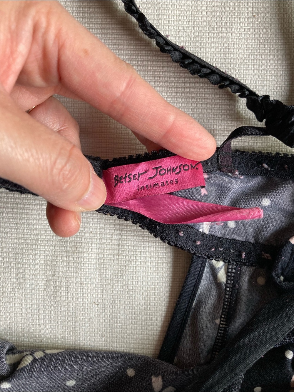 Vintage Betsey Johnson Black and Hot Pink Intimates Bows Pattern Nightdress S - Picture 10 of 12